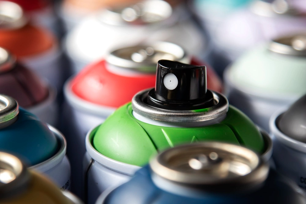 Latas de aerossol organizadas em caixas para transporte