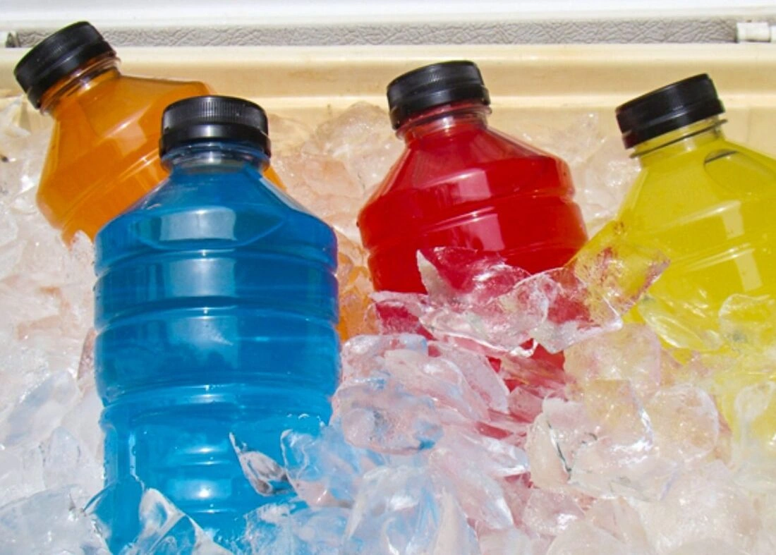 Caixas de bebidas paletizadas dentro de contêiner