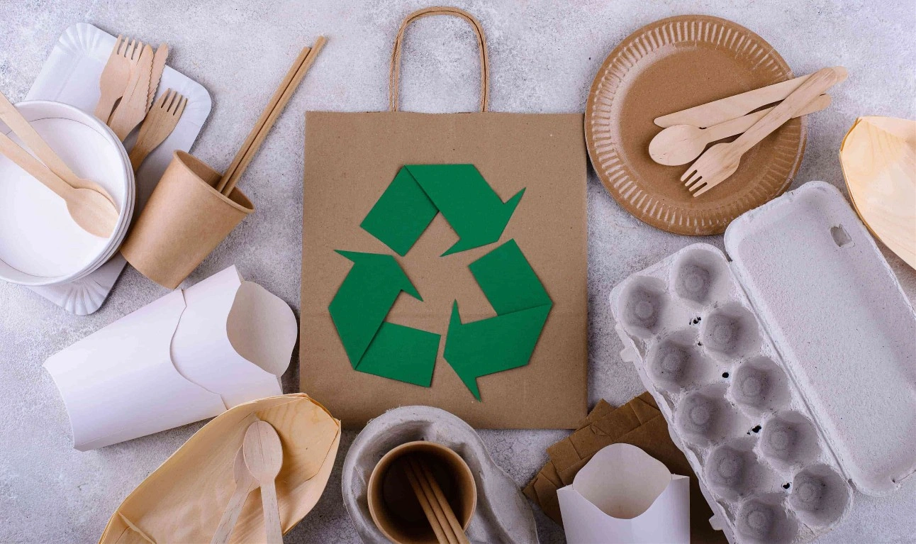 Fardos de embalagens plásticas e de papelão preparados para embarque