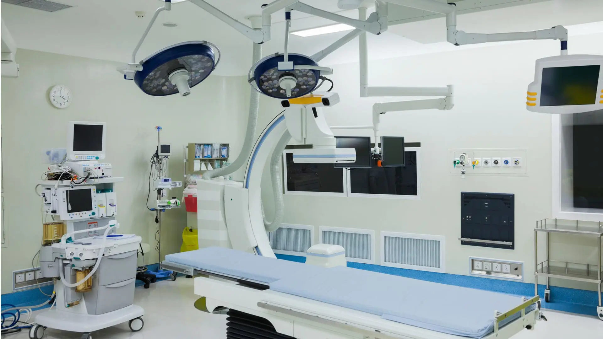 Equipamento hospitalar de grande porte embalado para transporte