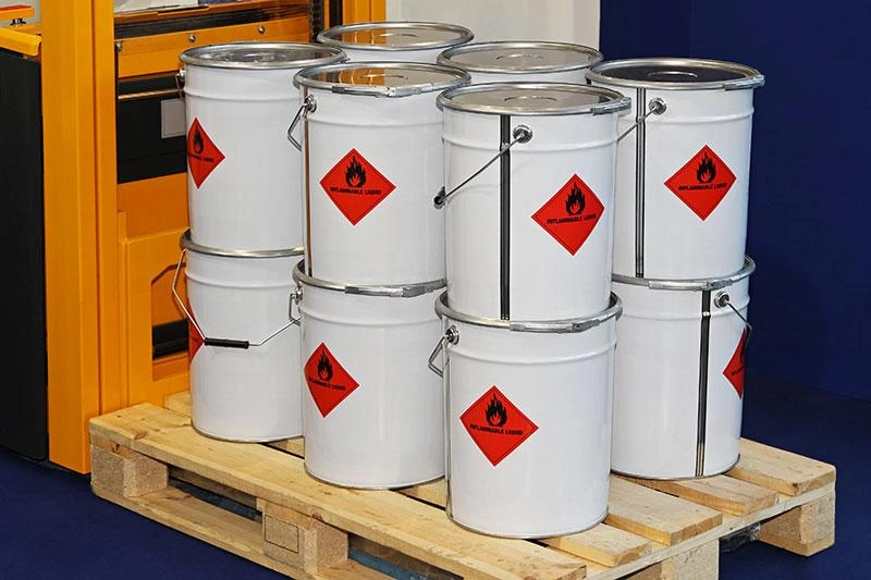 Tambores de produto inflamável identificados para transporte