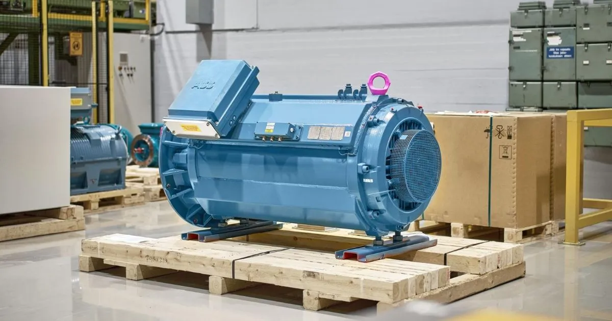Motor industrial de grande porte fixado sobre estrado de madeira