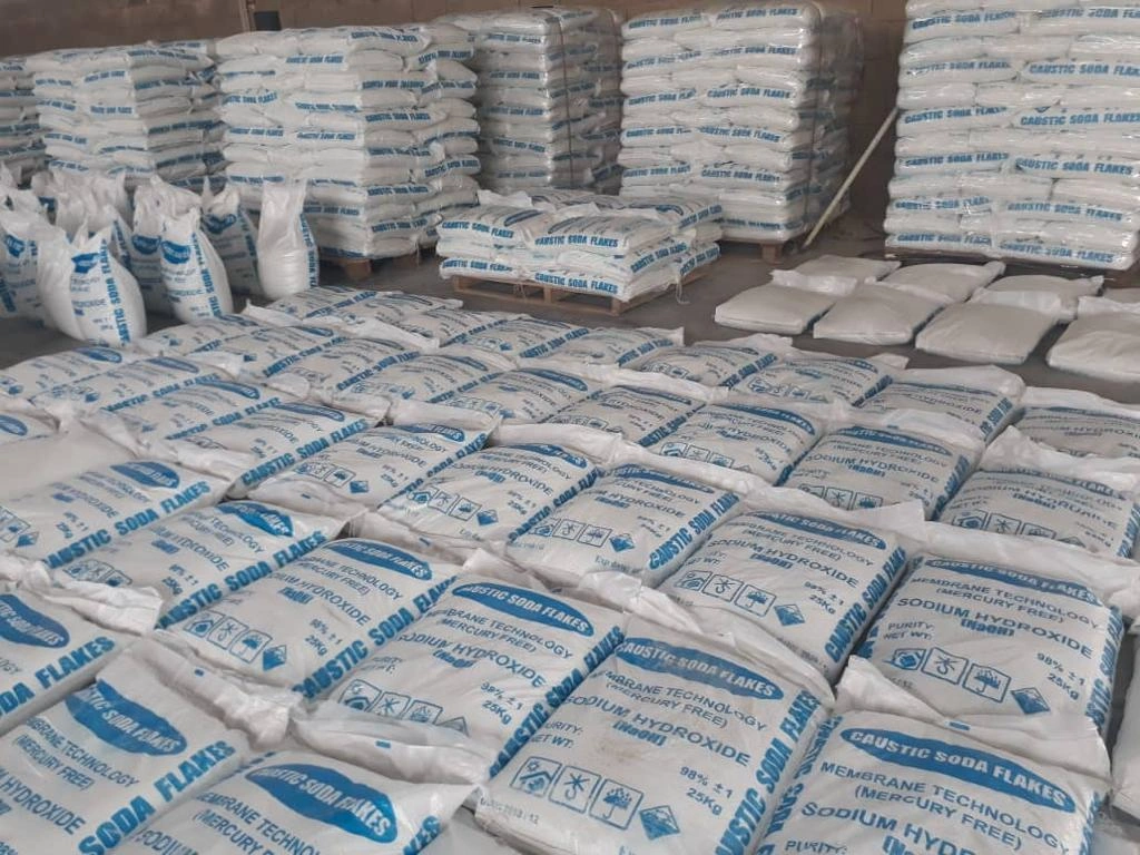 Contêiner com produtos químicos classificados e sinalização de segurança