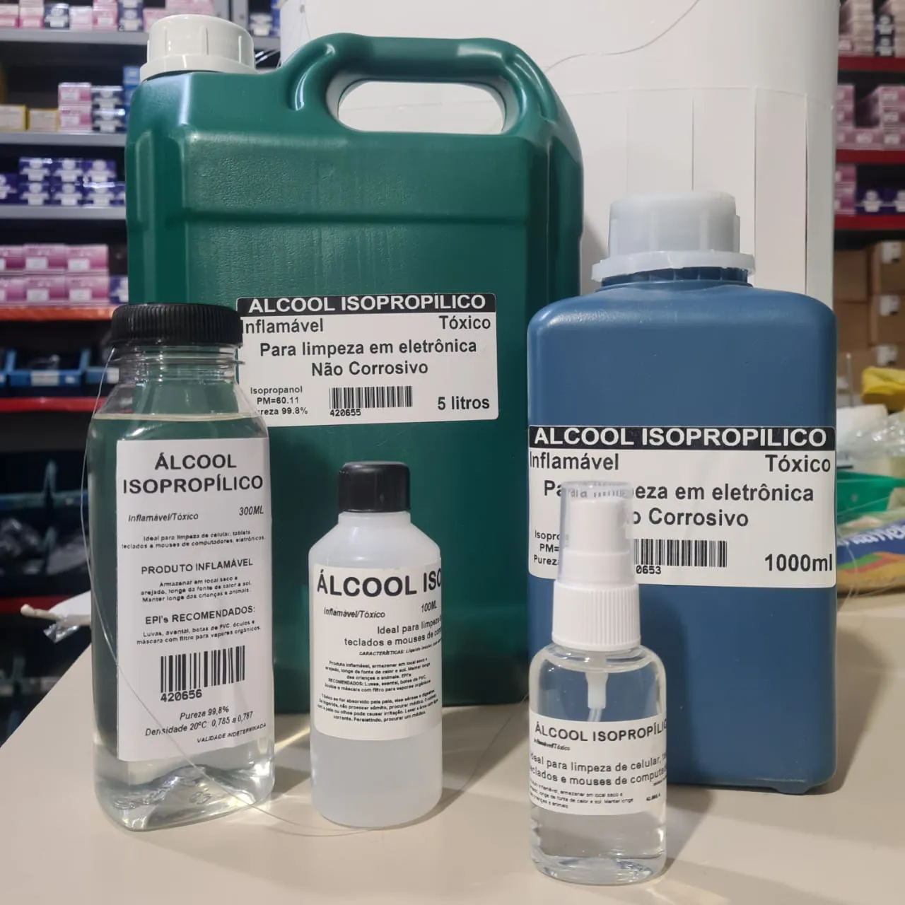 Tambores de solvente industrial com identificação de segurança